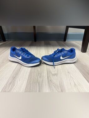 Nike kids running shoes size 4